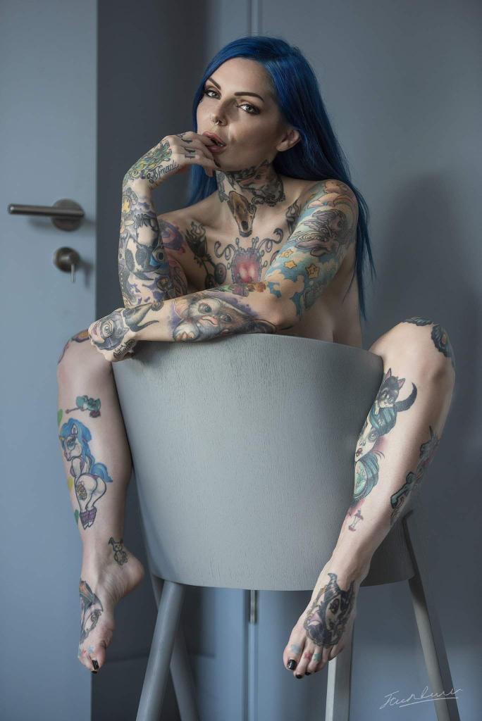 Suicide girl riae