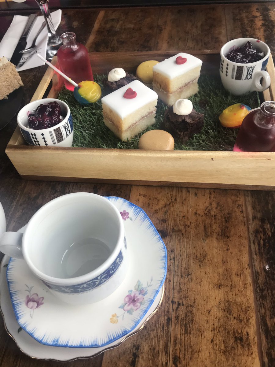 raylou1212's tweet photo. Mad hatters afternoon teas #madhatter #getinmybelly https://t.co/d1kegxRBn8