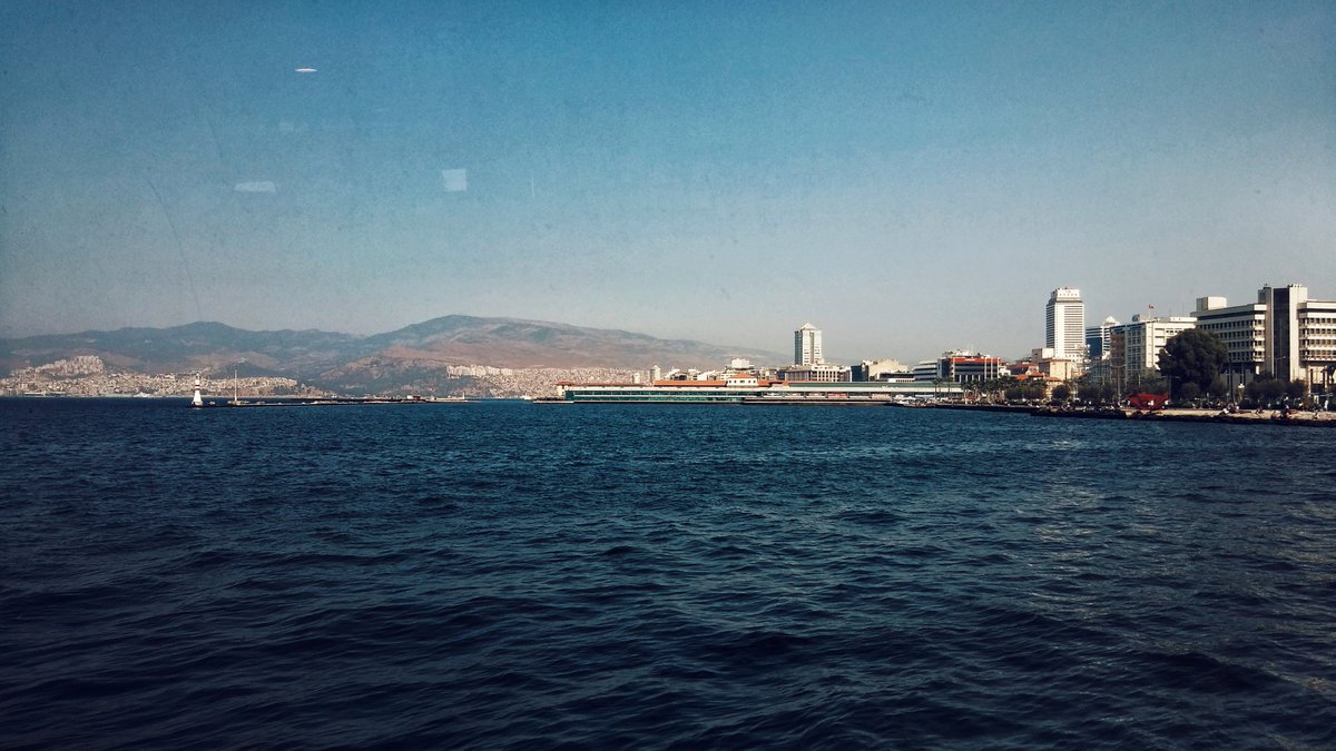 M.S 2019... 50 sene önceki karelere baktığımız gibi 50 sene sonra bu karelere bakılacak. Yüzyıllarca imrenilecek bir şehir olmak umuduyla... (Sanat görebildiğin en güzel manzaradır, görebildiğin müddetçe:)#izmir #art #photooftheday