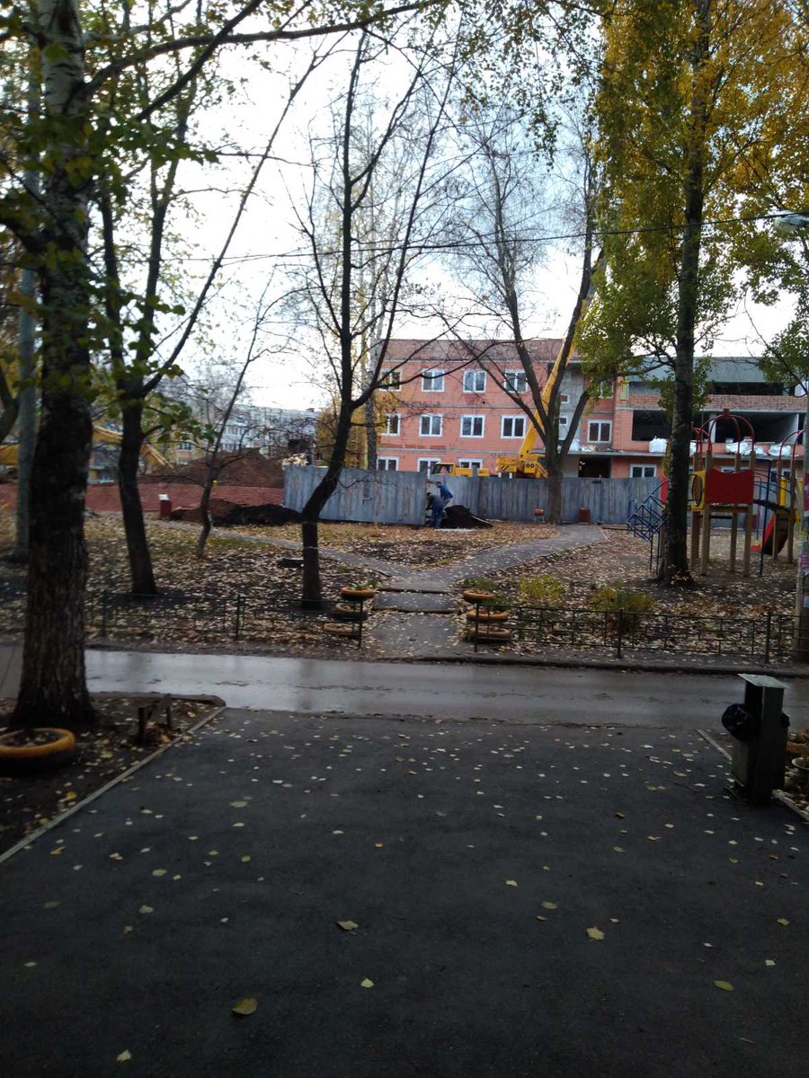 knopkatia's tweet photo. На каком основании снесли теннисный стол ташкентская 114???? Вам места мало? Обещали,что эта площадка останется в неизменном виде @Rudakov_i_a @zKosteg https://t.co/mFBt75gi8A