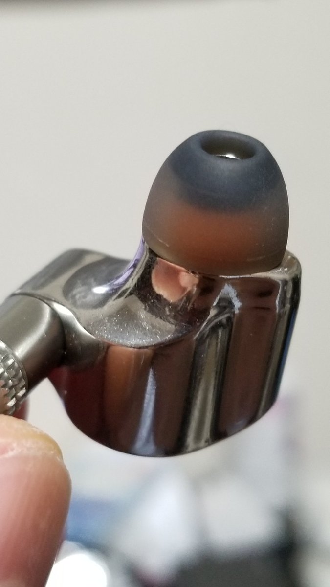 Huq Sureseal Tipsでの経験上 Z1rは筐体からツライチで繋がるイヤピが最もよく耳にフィットすると感じたので Symbio Eartips Peer を根本までねじ込んだ 傘の部分が耳道を抉ることなく 快適 Sureseal Tipsより耳に填めやすいのがいい T