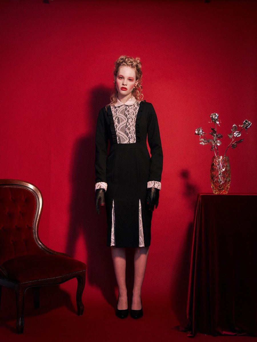 Uzivatel Pameo Pose Na Twitteru 19aw New Arrival Morticia Dress スーツの様なフォーマルなボディ生地と フロントのレース使いがクラシックな印象のワンピース 公式オンラインストア T Co 2ihnkhazaa T Co Aopnzy71jj