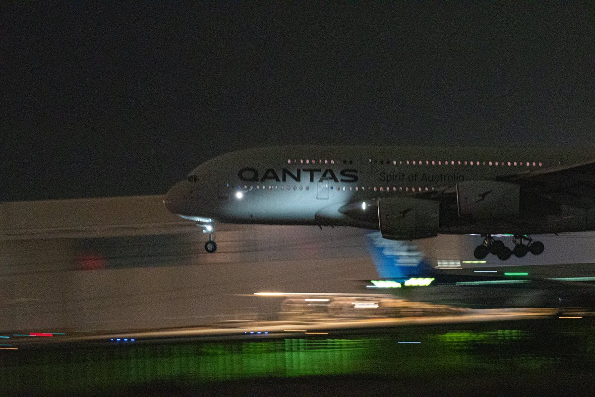 zvx3627's tweet photo. 昨日のQF79便とNH184便のA380
全体はぶれとノイズでダメだった。
＃QF79
＃NH184
＃A380
＃flyinghonu
＃D500 https://t.co/FInQpCMT5i