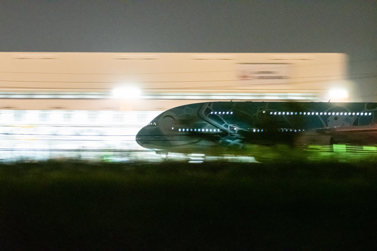 zvx3627's tweet photo. 昨日のQF79便とNH184便のA380
全体はぶれとノイズでダメだった。
＃QF79
＃NH184
＃A380
＃flyinghonu
＃D500 https://t.co/FInQpCMT5i