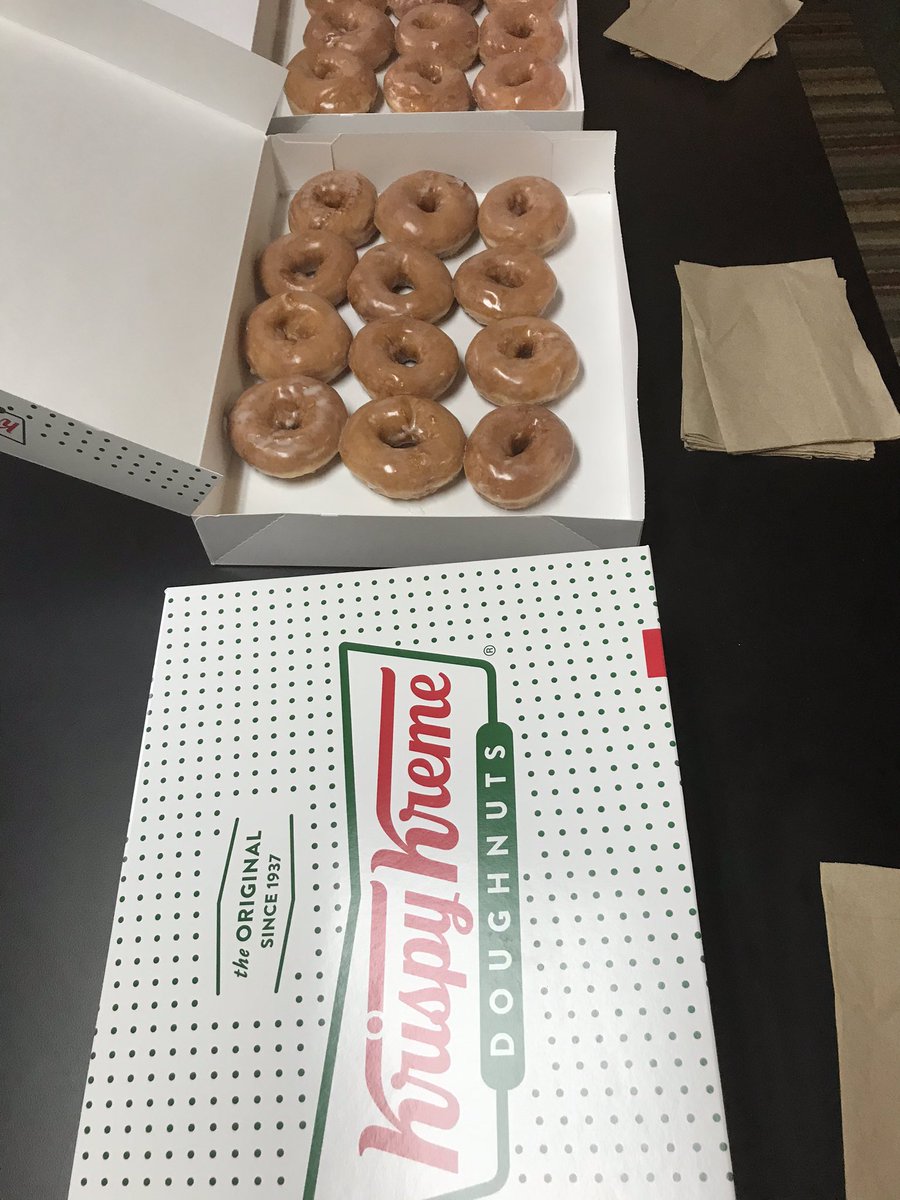 nate22beasley's tweet photo. Come on @krispykreme y’all can’t fill the box up anymore. It looks like we ordered a couple dozen of minis. https://t.co/aDYsK44wbf