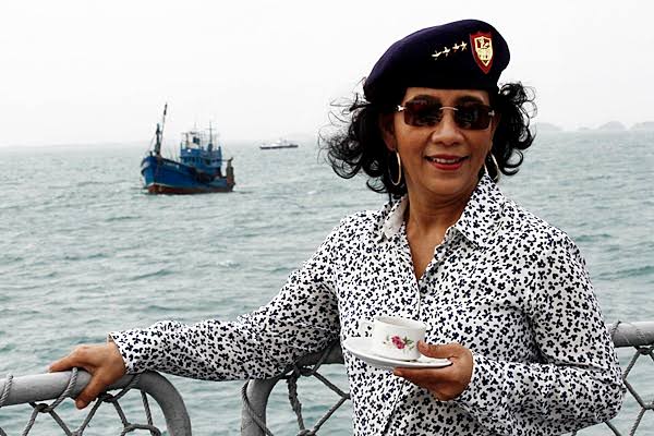 PartaiSocmed's tweet photo. Bu Susi bukanlah tipe menteri yg nginthil Presiden untuk mencari muka, tetapi fokus menyelesaikan tugas yg diembannya sehingga banyak rakyat yg memilih Jokowi karena kinerjanya. 

#WeWantSUSI 
#WeWantSUSI https://t.co/KL6ZjvHrJ4