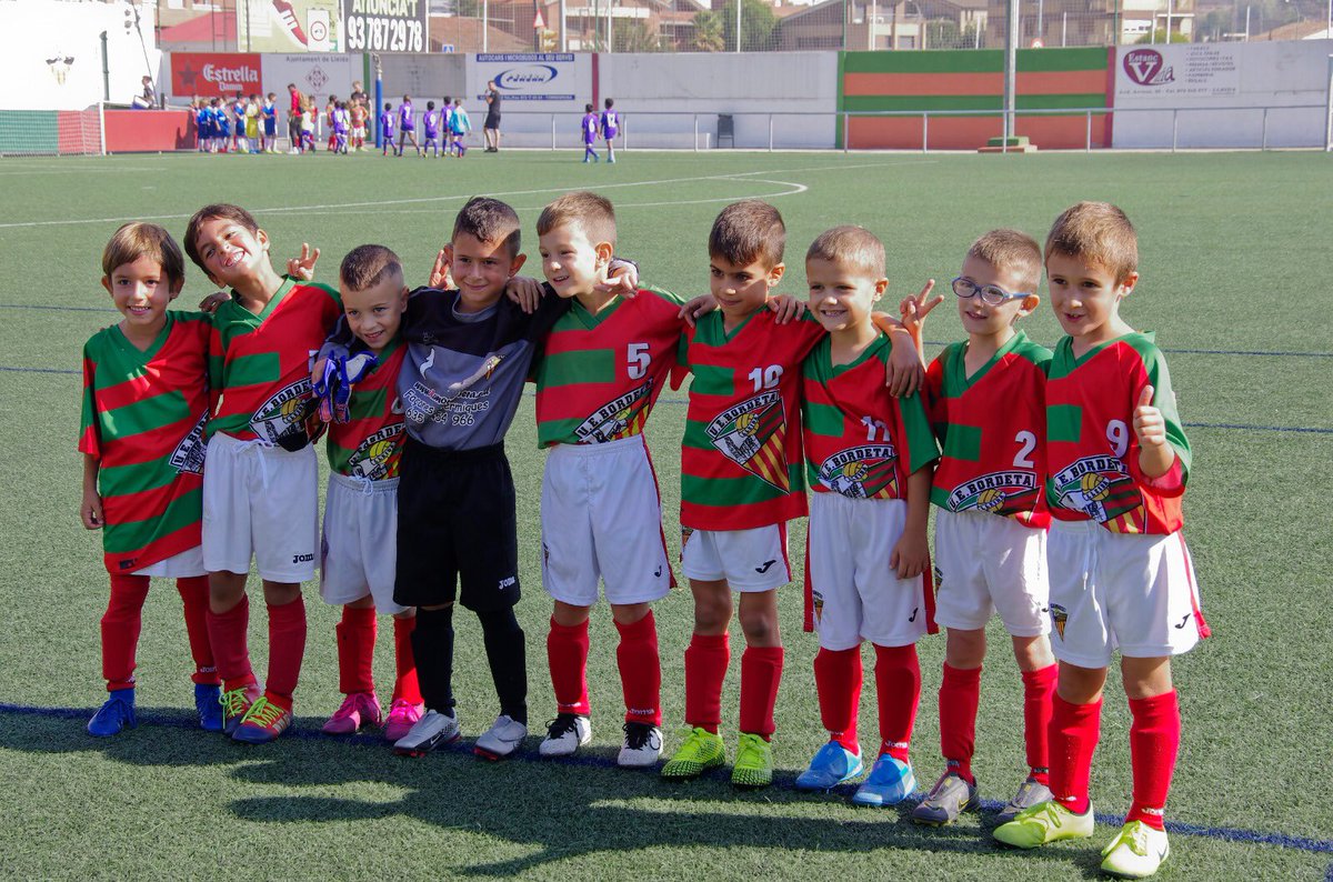 unioesbordeta's tweet photo. #PartitDestacat | 🎤 Gran partit de tot l’equip davant un rival fort

✅ #PrebenjamíC 1-0 @AtleticSegre 
💪 Valents per buscar pilota i progressar tots junts
😁 Quina felicitat veure’ls disfrutar jugant i aprenent. Toca seguir!

#JoHiCrec #FutbolBaseUEB ❤️💚 https://t.co/kBFy5ZwTnM