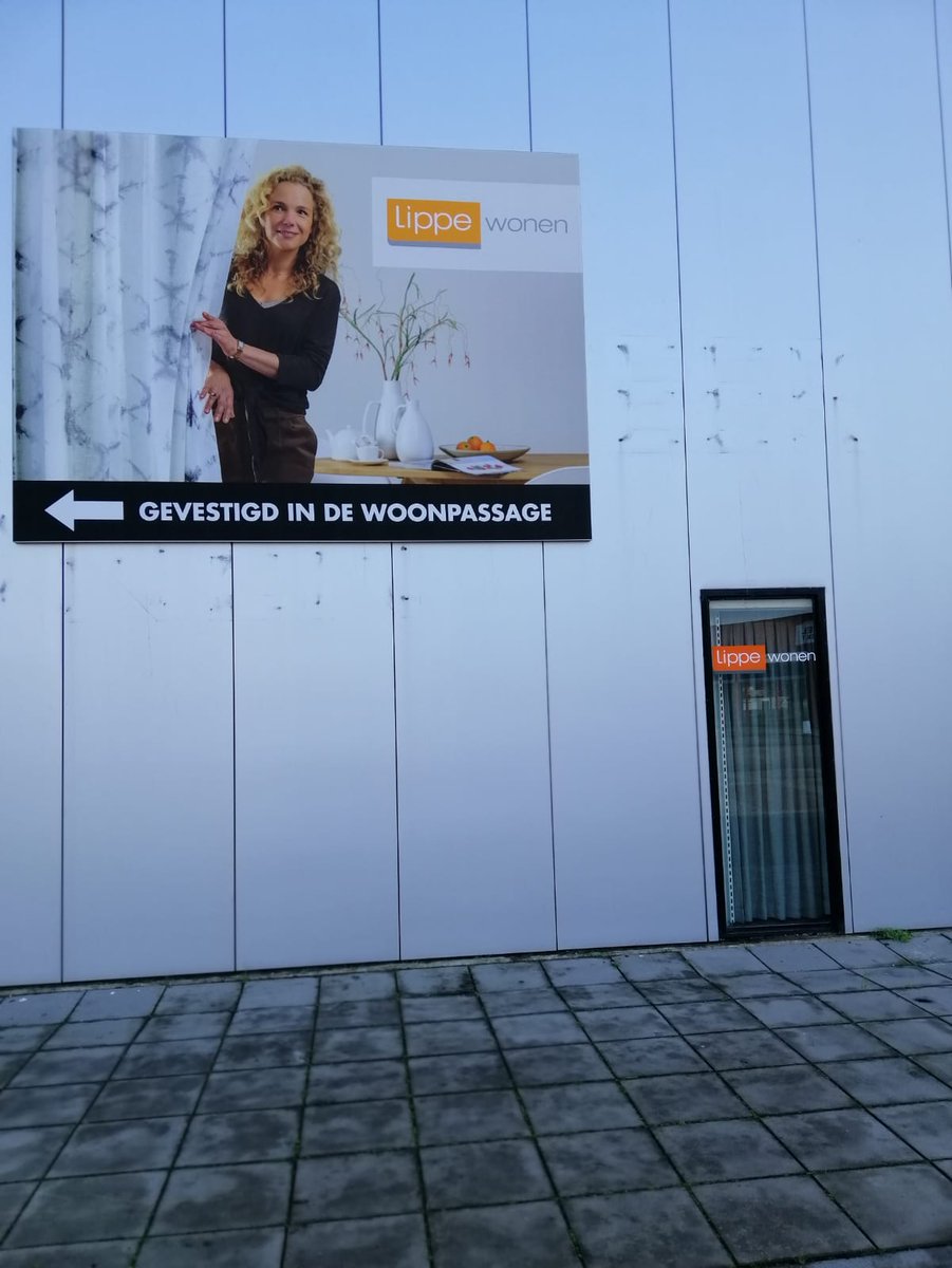 Lippewonen_nl's tweet photo. Heeft u 'm al gezien? Vanaf vandaag hangt aan de zijgevel van onze winkel in Sneek prachtig nieuw reclamebord. #lippewonen https://t.co/mPyvMvUQaA