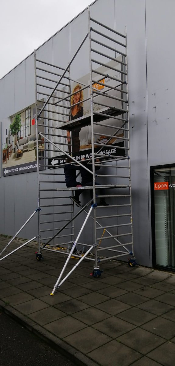 Heeft u 'm al gezien? Vanaf vandaag hangt aan de zijgevel van onze winkel in Sneek prachtig nieuw reclamebord. #lippewonen