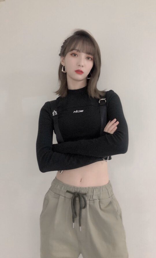 #Cold_War #Binnie 
비장한 준비

#오마이걸 #OHMYGIRL #OMG #비니