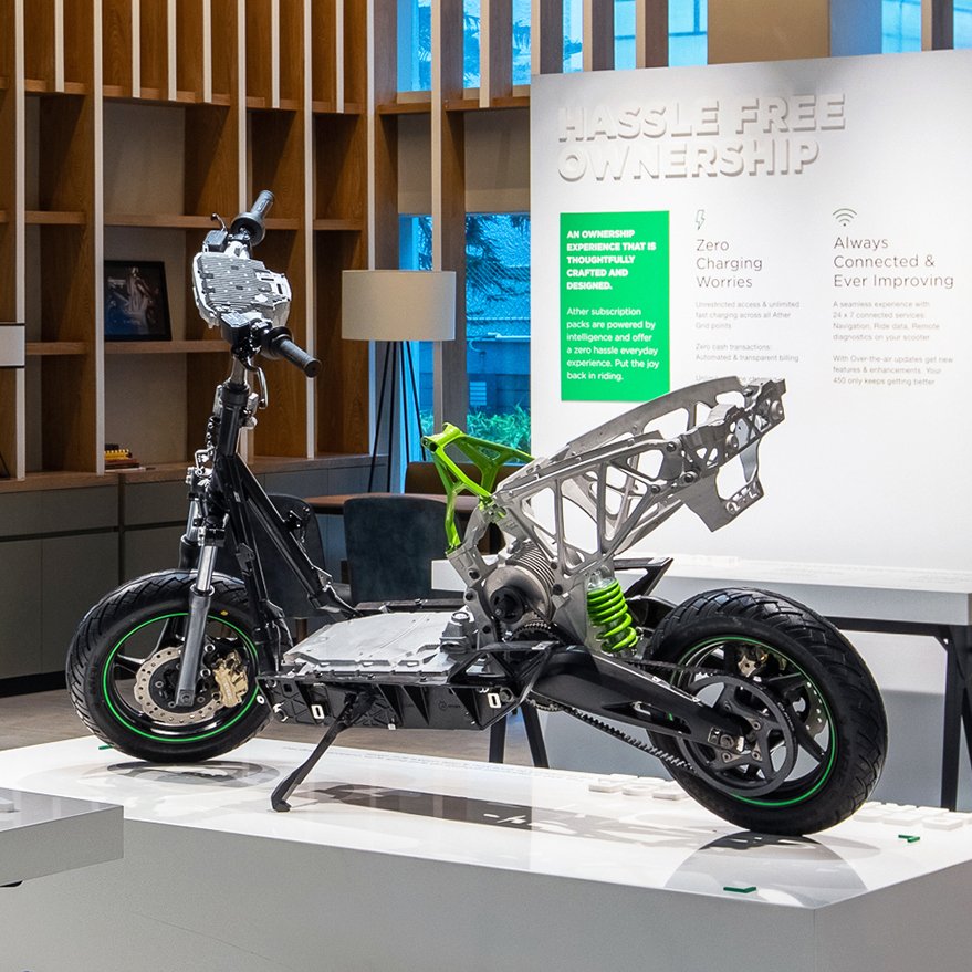 studiolotus_in's tweet photo. #StudioLotusFocus on the The Naked Scooter (a chassis model of the Ather 450 electric two-wheeler) forms the focal point of the studio-like gallery space in the Ather Experience Centre β its sleek lines and minimalist aesthetic setting the tone for the design scheme.
πΈby Ather https://t.co/T0yAvOAlrc