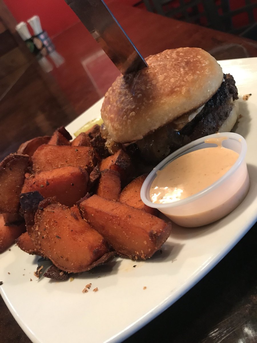 Courtney_CorbTV's tweet photo. Let’s be real. It’s never too early for a burger. @Buteras_Pizza is servin’ up the #OG hamburger recipe with a taste of history this morning on @am_buffalo. #YUM #BurgerBite 🍔 https://t.co/LtVLZqnNdg