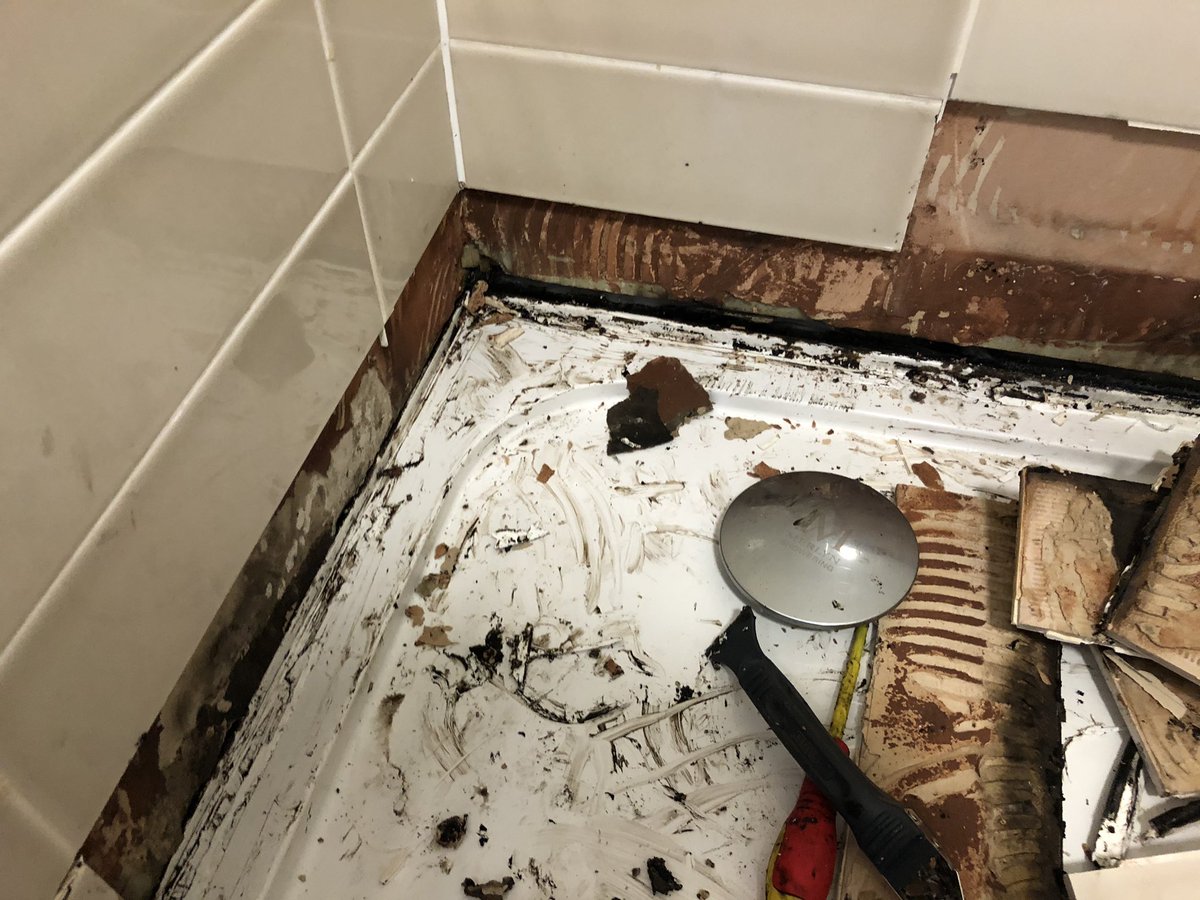 SimpsonCatering's tweet photo. @BarrattHomes this is my en-suite. thanks for a superb job. 4 year old house. “Sorry our guarantee does not cover grouting and mastic. Therefore we can do the job as 💩 as we like” https://t.co/jwlpAJM8Ie