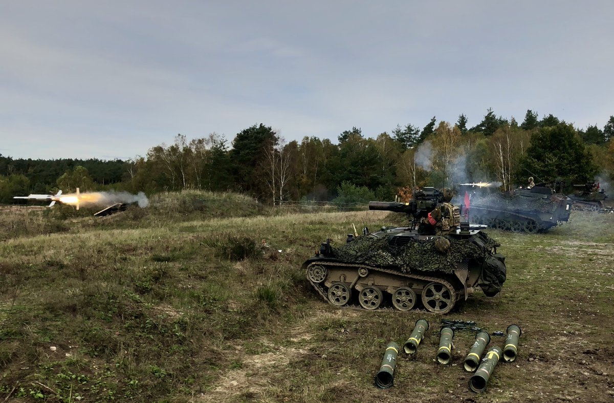 Deutsches_Heer's tweet photo. Das #Fallschirmjägerregiment26 bereitet sich mit tschechischen Infanteristen im #Manöver #EuropeanFalcon für einen möglichen Einsatz als Verband der EU-Battlegroup 2020 vor.
#EUBG @ArmadaTweetuje #DivisionSchnelleKräfte #EU https://t.co/IaUdRCkWhN