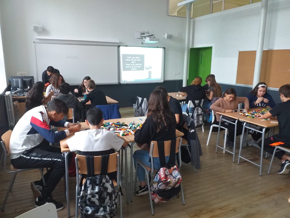 instmartipous's tweet photo. Avui els alumnes de 3r reflexionen sobre la mobilitat sostenible amb peces de lego dins el programa joves, ciència i ètica. https://t.co/IcxN6hXkLh