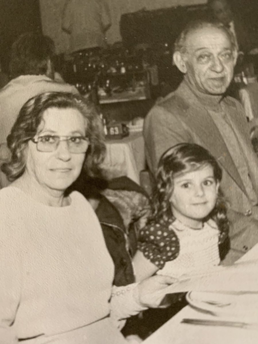 vickyginzberg's tweet photo. Hoy es el Día Nacional del Derecho a la Identidad. Aniversario de Abuelas d Plaza de Mayo y cumpleaños d Estela Carlotto. Acá estoy con mi baba Rima y mi zeide Jaime y con mi abuela Laura. Los extraño 💚❤️ Subí una foto con tu abuela es el #ChallengeXLaIdentidad #MesDeLaIdentidad https://t.co/jxr7T2dvGX