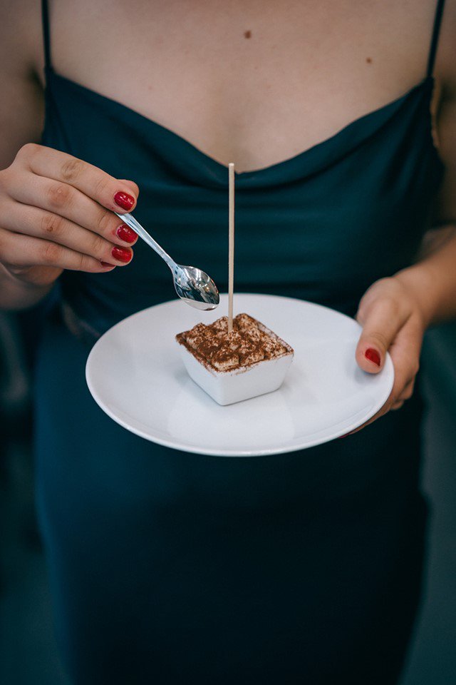 #Tiramissu u nás patři mezi nejoblíbenější dezerty 😋. Už jste ho vyzkoušeli? 😏
#dezerty #zakusky #naspejli #bistro #spejle #bistrospejle