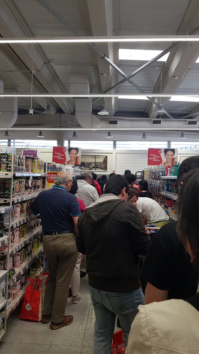 JessicaAnto87's tweet photo. Santa isabel Valencia abierto, sin filas para ingreso solo en las cajas, no hay de todo pero lo necesario @Quilpue @SantaIsabelCL https://t.co/59g8G1HzNp