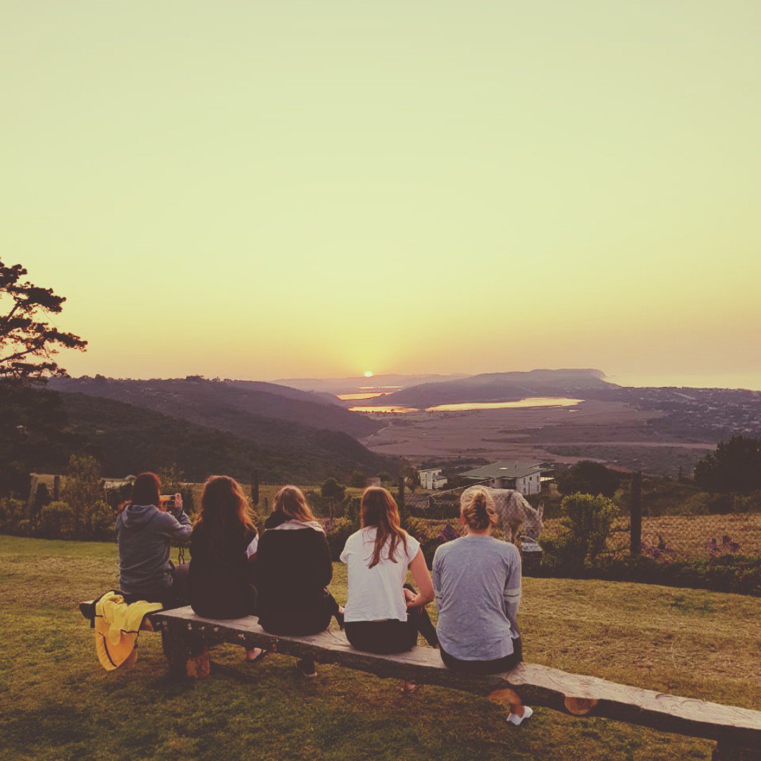 Sunsets in Africa! These 5 wonderful ladies just can't take their eyes from these scene, we're not surprised... #pangeatrails #rockingtheroute #travelyoung #rocktheroute #feelourfreedom @nick_vt_