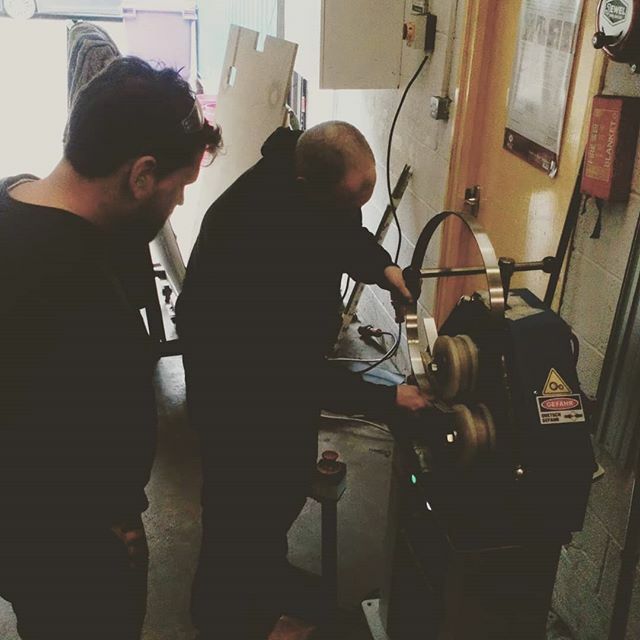 contour_df's tweet photo. Ronni giving our newest employee Ryan a lesson in ring rolling #bespoke #metalwork #rings #sofaandchaircompany #workshop #furniture #bespoke https://t.co/kmPBCbKf5q https://t.co/OpayEeNOAS
