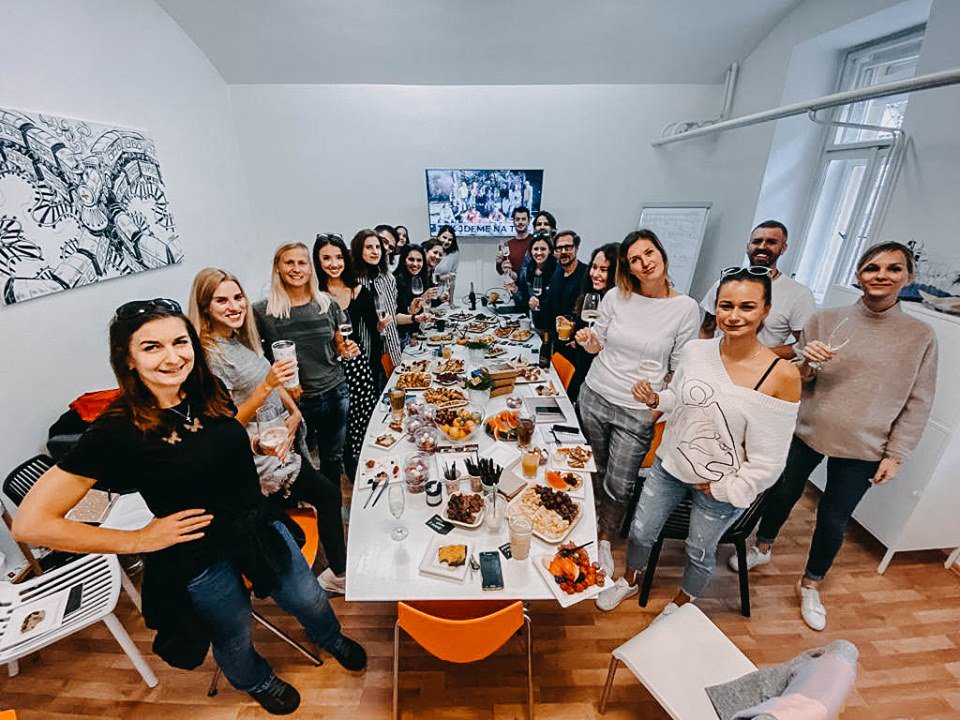 EventArenaPraha's tweet photo. Norbert s Kačkou nás pozvali na společnou týmovou snídani. Je třeba si dělat hezký ty pátky. Povídali jsme si o úspěších, nových cílech a strategii.
A že je se na co těšit.
#EventArena #ArenaPower https://t.co/xZfA1AqTMX
