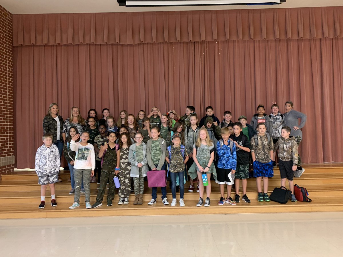 Schauna's tweet photo. 5th grade is hiding from drugs! #hayleads https://t.co/ZhGZhNVTWW