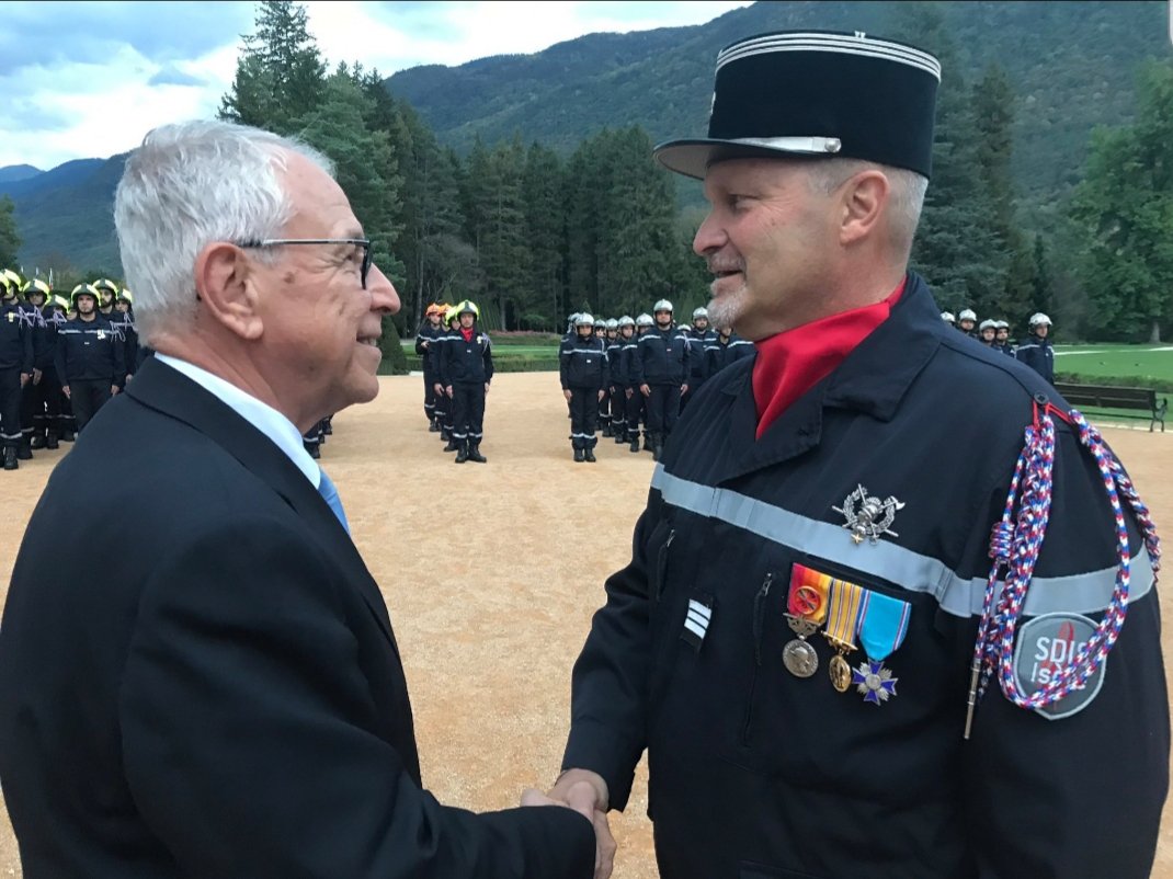 7RMATofficiel's tweet image. Monsieur Claude de la 2e CMM de Varces du 7e RMAT, capitaine en tant que pompier volontaire, a pris le commandement du centre Romanche du SDIS de l’Isère. Témoignage d’un engagement au service des autres initié il y a 27 ans ! ». #pompier #SDIS #7RMAT #COMMF #arméedeterre