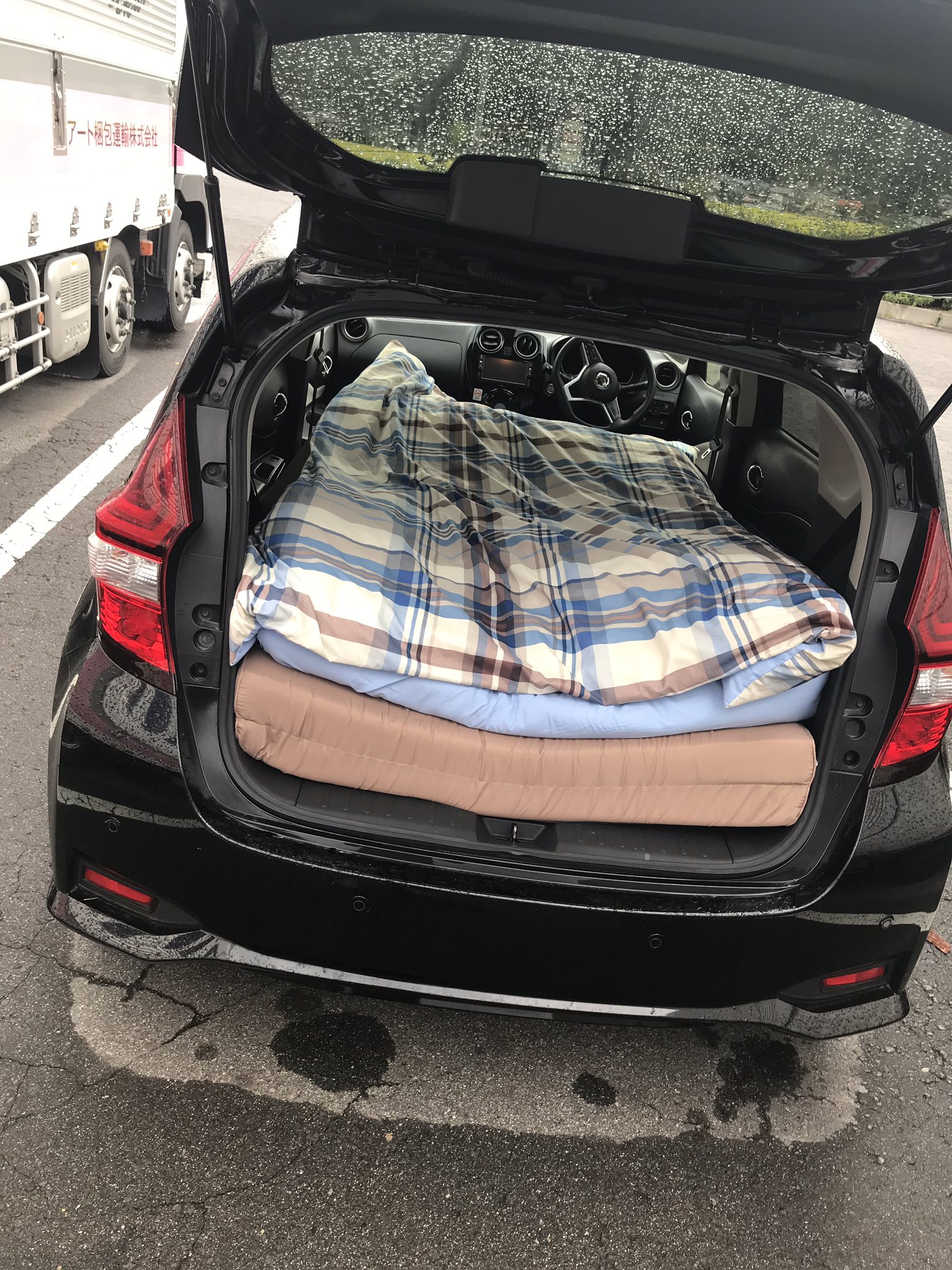 きだこ なまだ 日産レンタカーのノートさん 3回連続で車中泊に付き合ってくれてありがとうございます 車中泊的には低位になる ノートでもコツさえ覚えればしっかり寝られる T Co Dsd4oq0iix Twitter