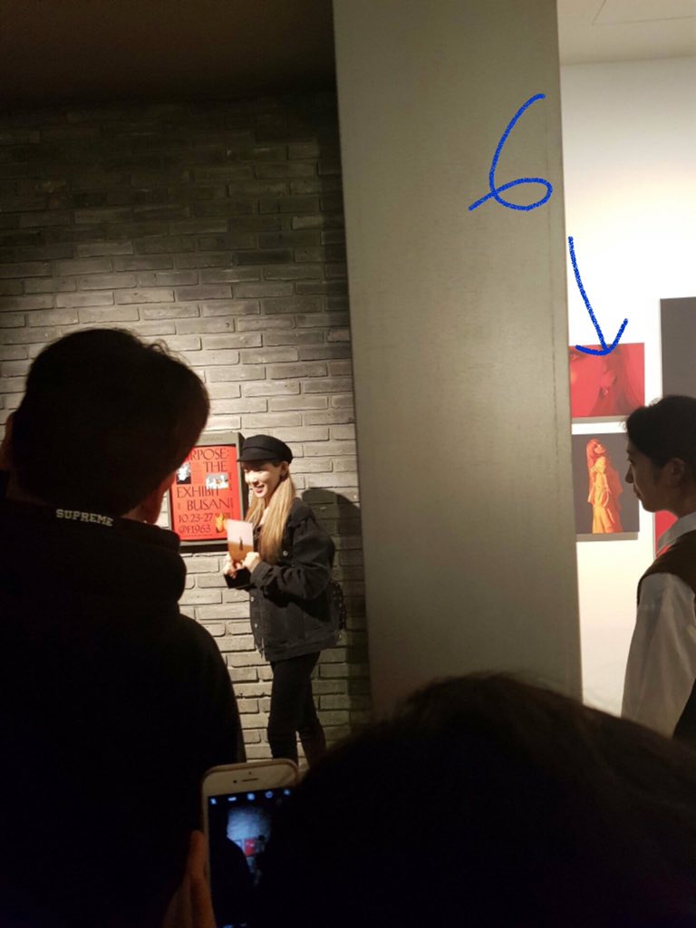 purplepgty's tweet photo. แทยอนแค่ไปดูงานนิทรรศการงาน Purpose แต่มนจ. ของโซชิตามไปดูแลตั้ง 6 คน 😆

#Taeyeon_PurposeD5 https://t.co/B90ofPdDsk