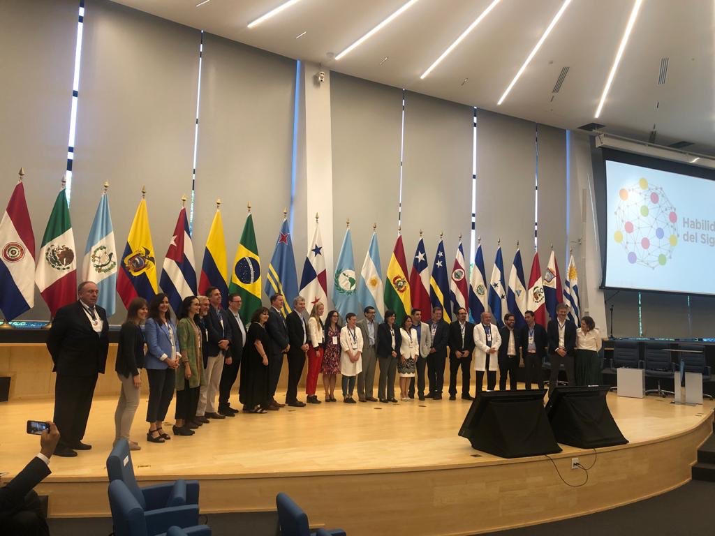 CLOO_Unit's tweet photo. Yesterday, we signed the '21st Skills Century Coalition' alongside many innovators including @el_BID @virtualeduca @coursera @minervaproject @thinkequalorg &amp; the Minister of Education of Panama. We're committed to building evidence - let's experiment! #habilidades21 https://t.co/wpKuceRTOJ