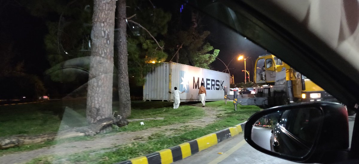 AadarshAyaz's tweet photo. Container aagaey hain #containeristan https://t.co/1WCQj0mN7W