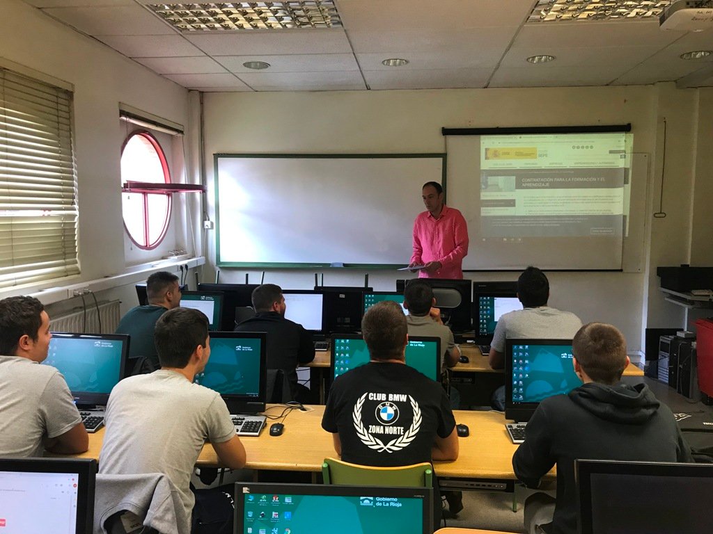 IESCosmeGarcia's tweet photo. #FPDualPlus.
Estamos explicando al alumnado el programa #FPDualPlus.
Este proyecto permitirá a nuestros alumnos de FP realizar prácticas remuneradas en empresas.
Las empresas interesadas pueden contactar con el coordinador jesus.ruiz@cosmegarcia.es
https://t.co/C9bNY6740v https://t.co/VdR1zlSEGr