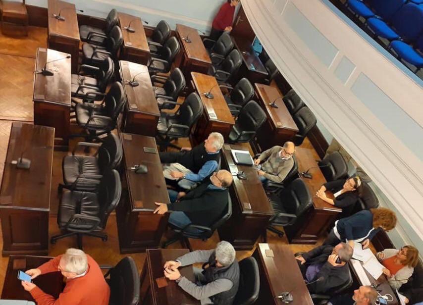 El Partido Nacional no fue a la Junta Departamental de Colonia para tratar el caso Moreira. Estaban en la manifestación a favor del todavía intendente.   Lacalle no lidera su partido, mal puede pretender liderar todo un país.