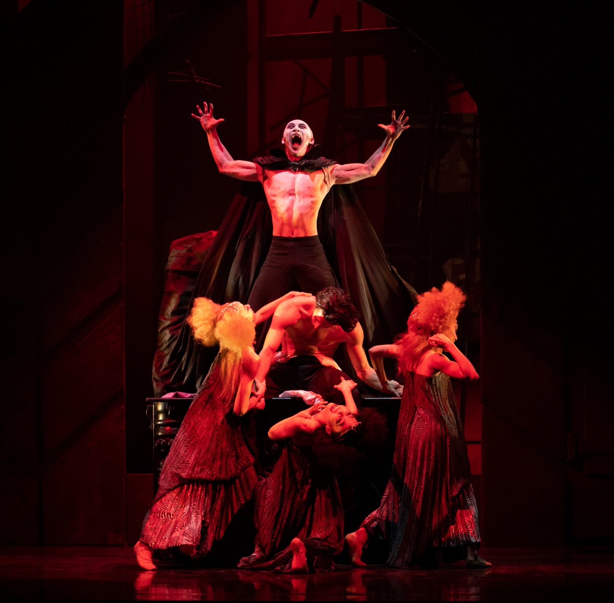 conferenceleeds's tweet photo. Looking for things to do in #Leeds this autumn? Whether you are attending a conference or staying a bit longer take a look at our top picks. 
@BalletEvents @northernballet @HeadingleyE @KirkgateMarket @leedsfilmfest @LeedsPlayhouse 

https://t.co/2EBFKEdJdw https://t.co/HF7yWT09dY