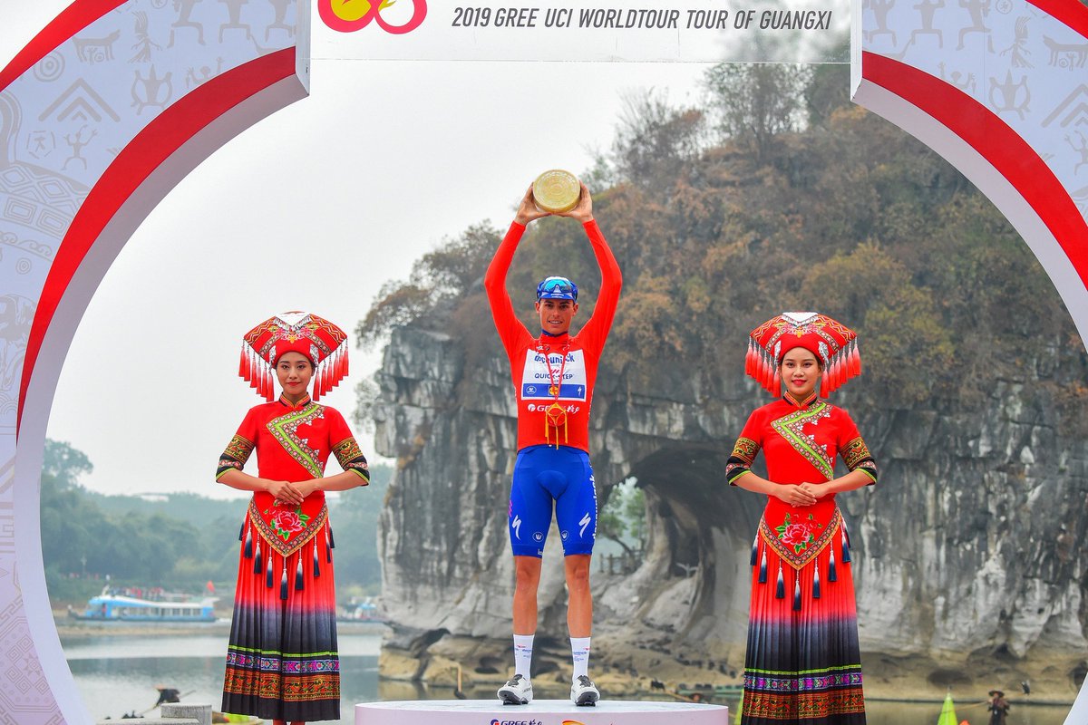 ChinaEmbEsp's tweet photo. ¡Enhorabuena al ciclista español @EnricMasNicolau por su victoria en el Tour de Guangxi #TOG2019! 🏆

Del 17 al 22 de octubre se ha celebrado la 3ª edición del @TourofGuangxi. El recorrido combina 6 diferentes etapas por la espectacular geografía de la región #china de #Guangxi. https://t.co/WYFDySORwV