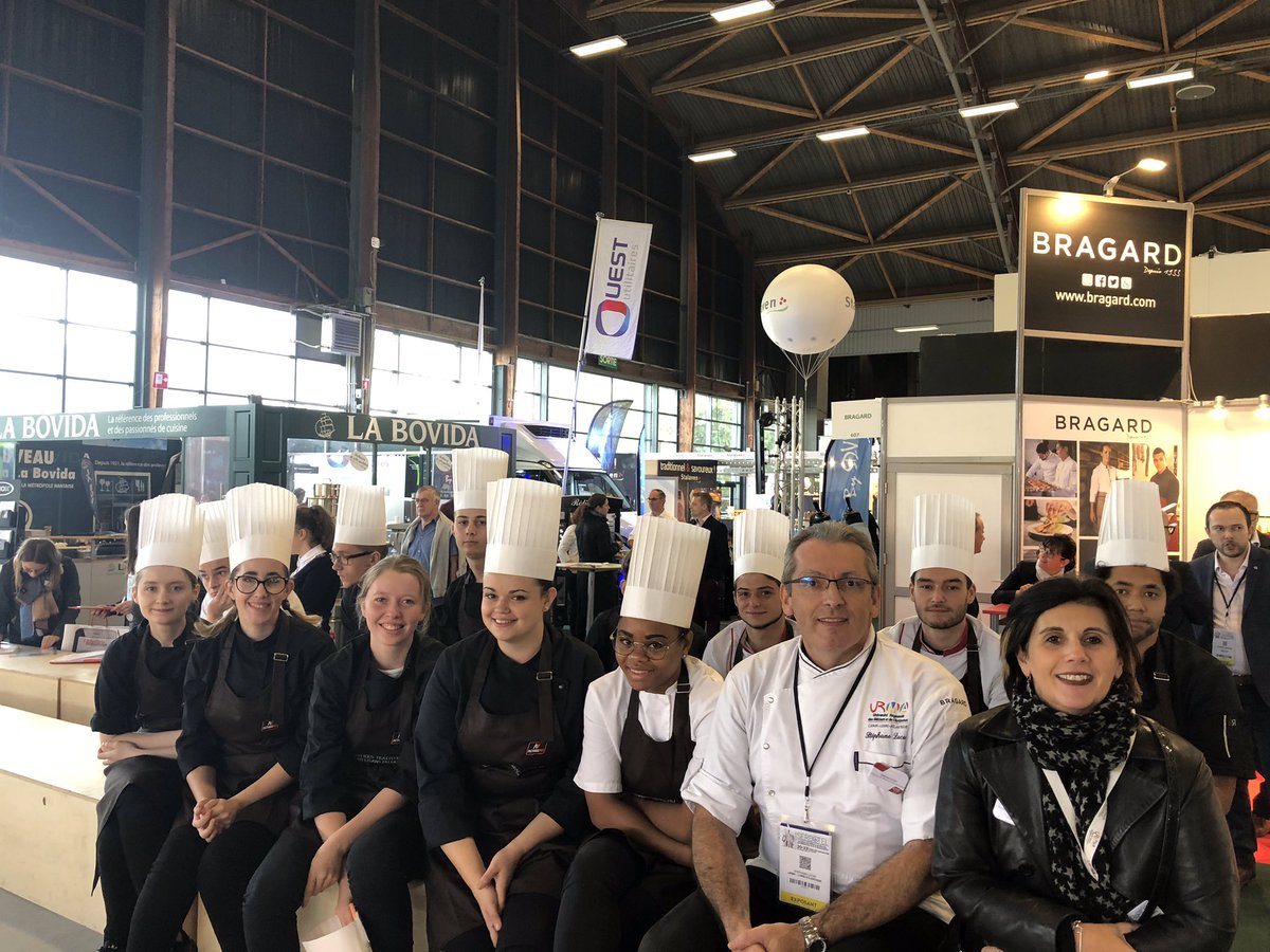 FredericEnfrein's tweet photo. @Serbotel La @cmarPDL #cma44 consacre la journée à la RSE, l’innovation et aux ressources humaines... et aussi au « Manger Local »
Du monde sur le stand à l’invitation de @BelyPhilippe #CircuitsCourts #EcoCirculaire #Artisanat, illustration de belles réussites collectives ! https://t.co/iXHpASi62j