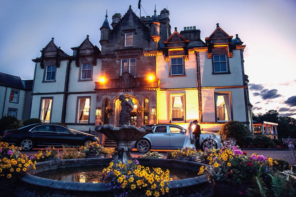 Can we mention the #Christmas word yet? 🤶 Treat someone you love this year with a gift voucher they’ll actually use, redeemable against, proms, weddings and occasions. 🎁🎁