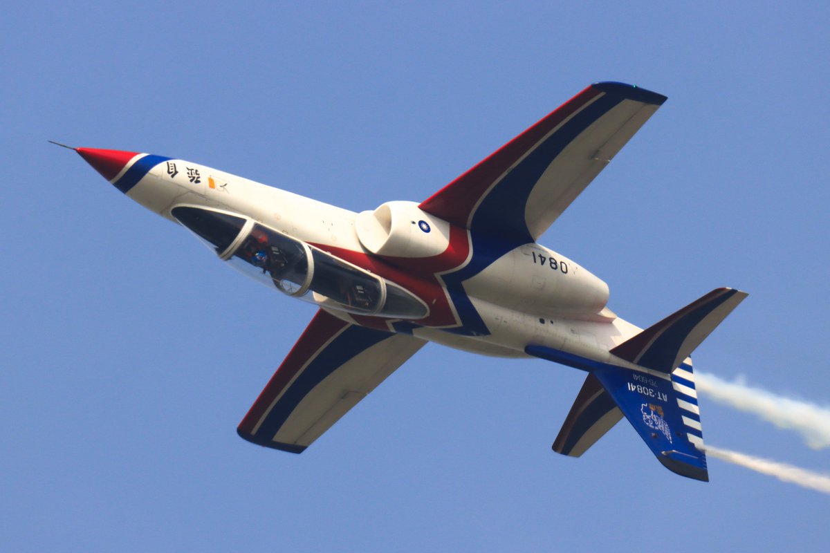 P74441927's tweet photo. ようやく台南航空祭の撮影画像のセレクトに着手
今回の機材はEOS 90D + SIGMA 60-600 DG OS HSM
まずはサンダータイガース
カラースモークが新鮮でした
#台南航空祭
#雷虎特技小組
#AT_3
#CANON
#SIGMA https://t.co/9GzDnNycXv