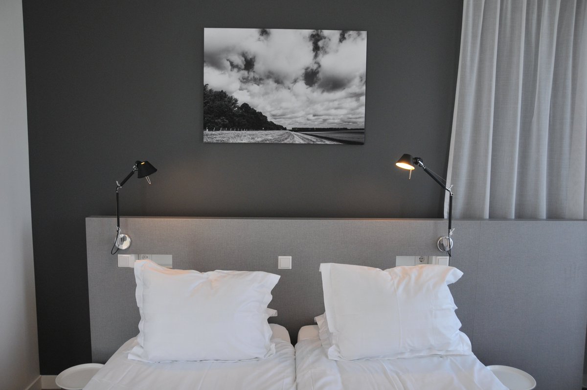 Als u even tot rust wilt komen, kunt u van nu af aan een verblijf boeken in een van onze prachtige hotelkamers. Deze aanbieding is bedoeld voor (ex-)geüniformeerden en oorlogsgetroffenen. Kijk voor meer informatie op onze website: tinyurl.com/y5mbcjjd