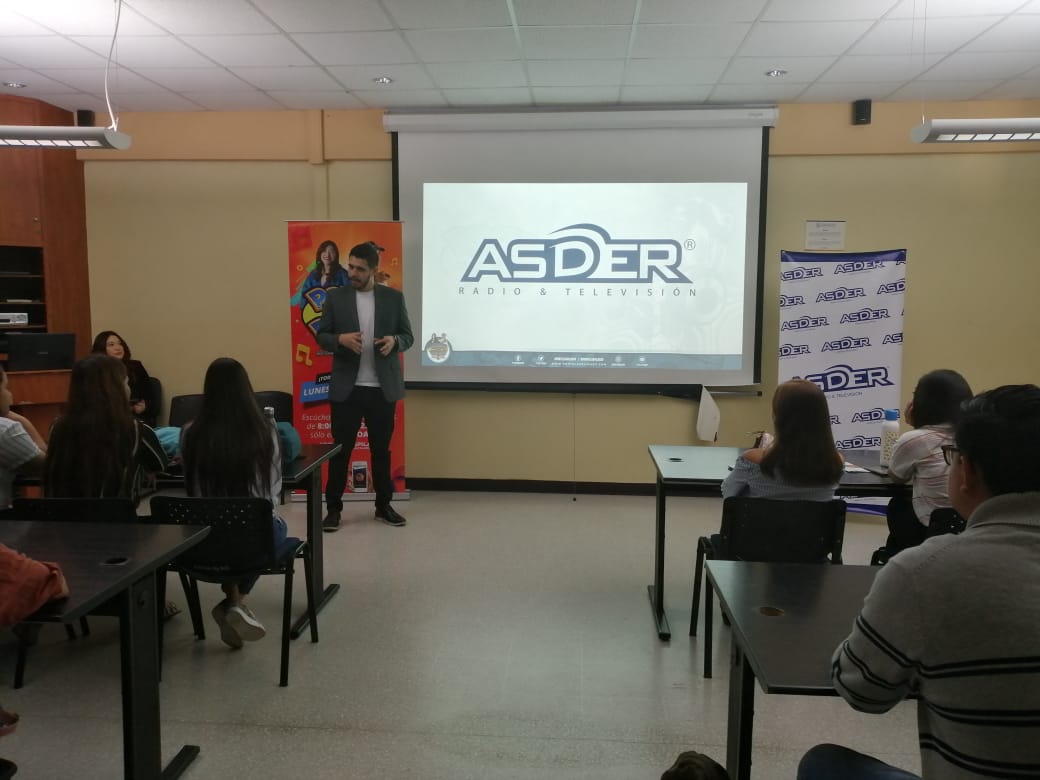 ASDER_sv's tweet photo. Esta mañana en nuestro director de #RadioASDER @renerosales1 estuvo como invitado en la Cátedra de Gerencia de Medios de la @UJMD_sv para hablar de #RadioASDER y #ESAL 📻🎙️ https://t.co/eoeW1lLKZx