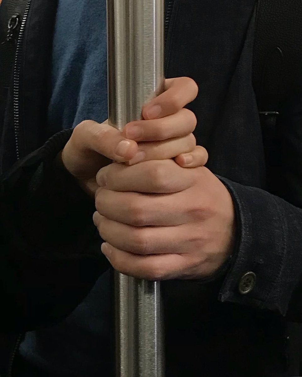 ertwfe's tweet photo. Руки в метро. https://t.co/qTMmq2rdeT