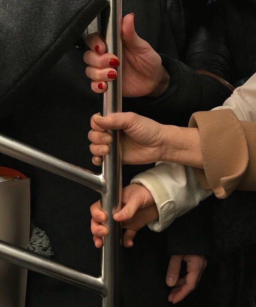 ertwfe's tweet photo. Руки в метро. https://t.co/qTMmq2rdeT