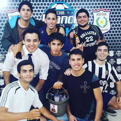 LaBandafc013's tweet photo. Hace 10 años entre 3 compañeros comenzó el sueño de ser una amistad para siempre. Nos toca despedirnos momentáneamente hermano querido. Nos regalaste goles, anécdotas y risas. Así te queremos recordar Eladio.
Te AMAMOS. Esta banda nunca te va a olvidar.

Atte: Tu familia ⚪🔴⚪ https://t.co/p6uKb6adKM