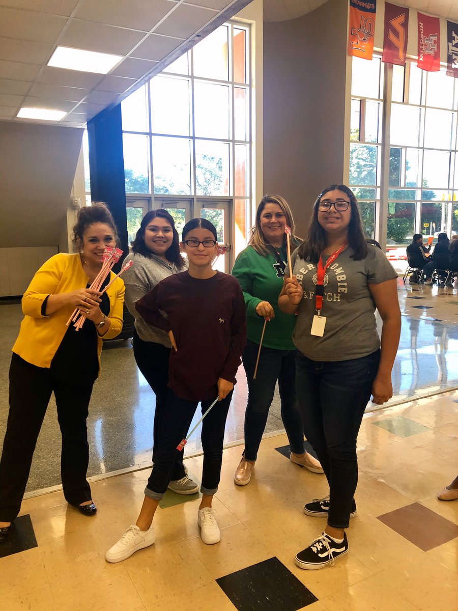 LaProfeMoni's tweet photo. Rewarding our perfect attendance students!! @GJHRangers @LamarCISD Thanks for being #responsible students! #caughtwithcharacter @CHARACTERCOUNTS #BeTheOne https://t.co/Jd93KCyeCN