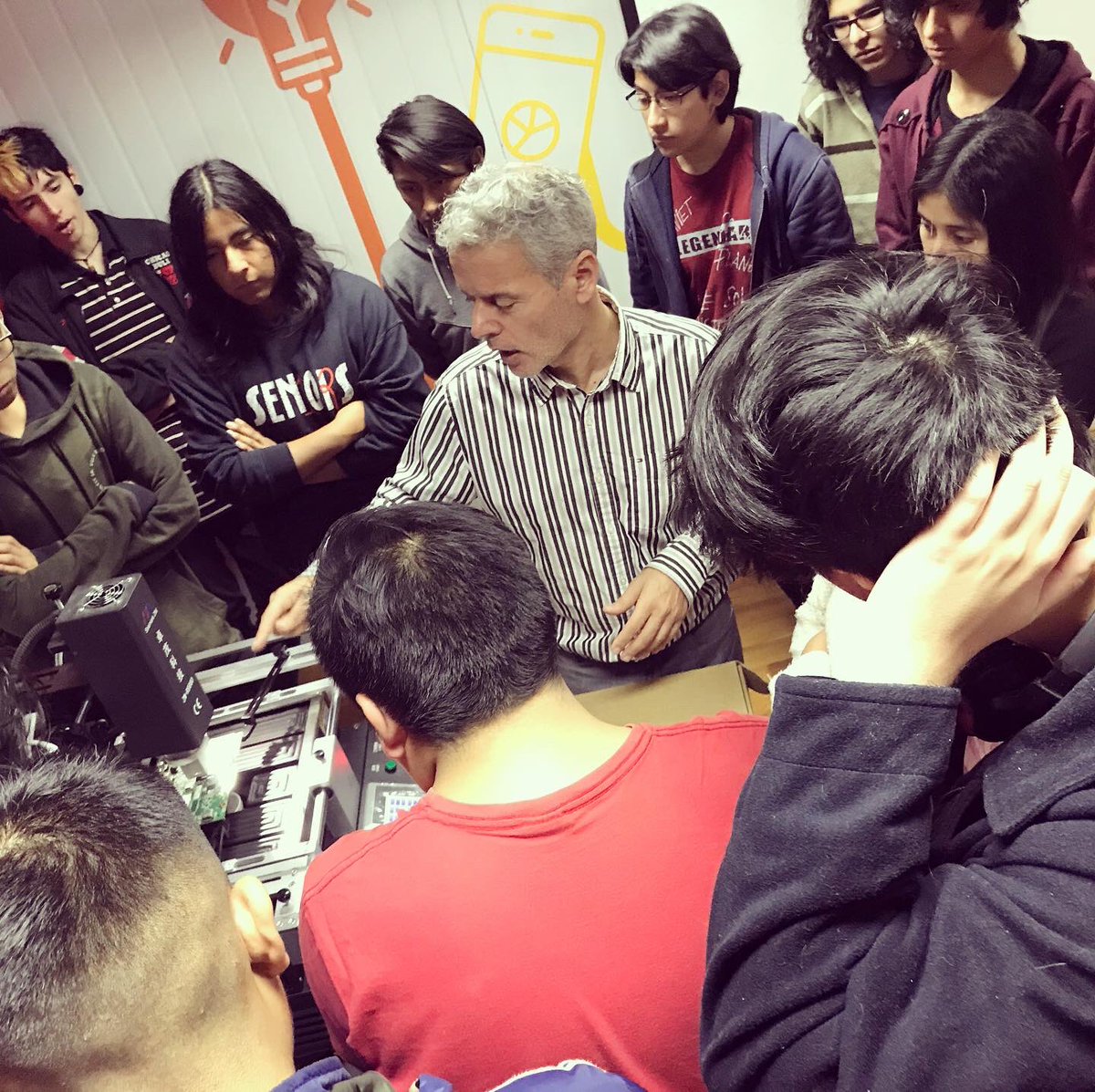 ElectroToolsArg's tweet image. Etapa de práctica sobre la máquina para reballing con los alumnos de la Esc Tec 17 D E 13 Reg V  "Brig Gral don Cornelio de Saavedra"
.
.
@bafied #EscTec17 #escuelatecnica #reballing #bga #electronica