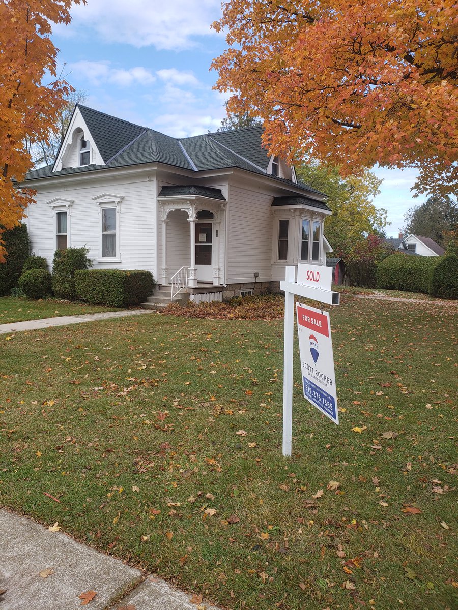 ClintonNewsRcrd's tweet photo. Alice Munro, the 2013 winner of the Nobel Prize in Literature, has sold her home in Clinton. https://t.co/ZLWuGhY0ET