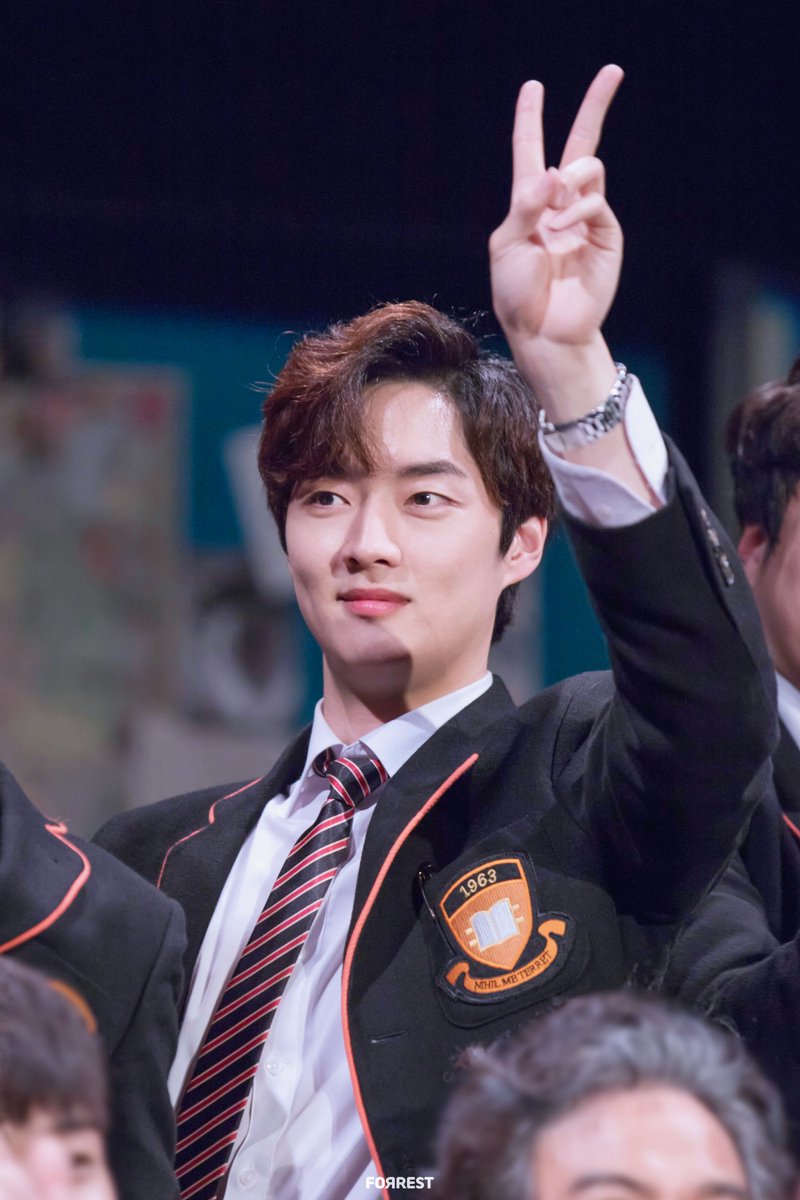 191020 히스토리 보이즈 밤공 커튼콜
데이킨 #강영석 배우님

데이킨은 잘생겼는데 슬퍼보여요