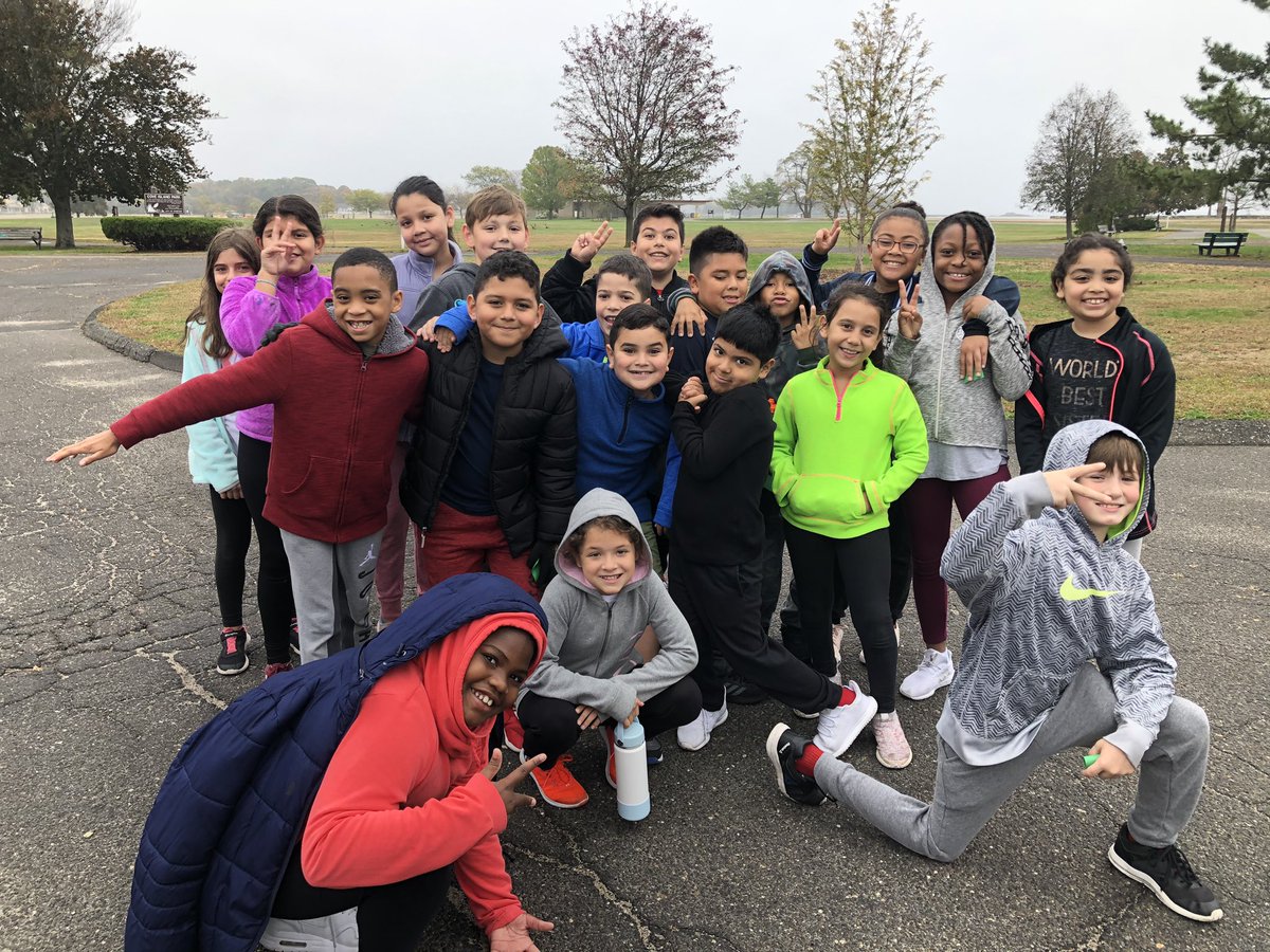 CarlucciCrew4's tweet photo. Carlucci Crew is ready for the mile run! #KTMurphy https://t.co/Mide1RlGPZ