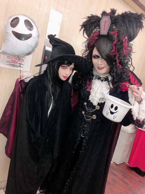 ローズ伯爵ときるしゅたいん🎂✨ ハッピーバースデーでした🎉 演出からステージや会場の装飾に至るまで果てしなくこだわるスタイル🌹は SASUGAです👏😁今年1番影響受けてます🤘また来年も呼んでいただけますように✨<a href="/tag/%E7%B5%B6%E5%AF%BE%E3%81%AB%E6%8B%A1%E6%95%A3%E3%81%97%E3%81%AA%E3%81%84%E3%81%A7%E3%81%8F%E3%81%A0%E3%81%95%E3%81%84"class="tags"><span>#絶対に拡散しないでください</span></a>