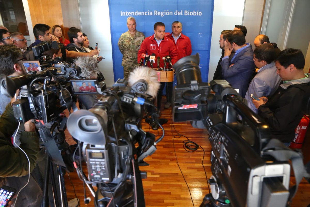 gorebiobio's tweet photo. 🔴El Jefe de la Defensa Nacional, Almirante Carlos Huber de @Armada_Chile, decreta toque de queda a partir de las 18:00 horas del día de hoy hasta las 06:00 del día miércoles 23 de octubre. https://t.co/QWexrkPhGd